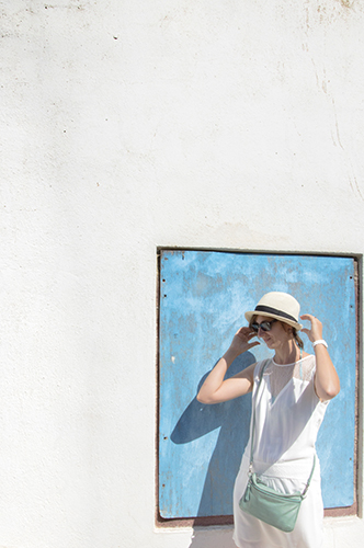 photographie femme posant à Athène photographe mariage fine art Cédric Le Tutour