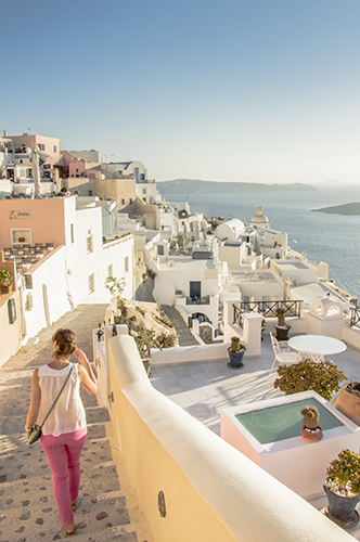 photographie femme descendant un excalier à Santorin photographe mariage fine art Cédric Le Tutour