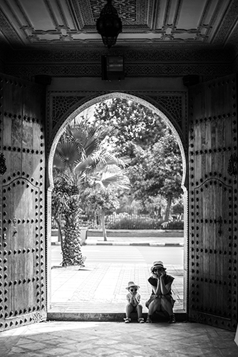 photographie mère et fille assis sous une porte à Marrakech photographe mariage fine art Cédric Le Tutour