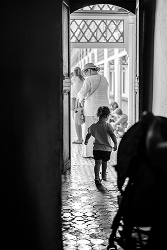 photographie enfant marchant dans le palais Bahia à Marrakech photographe mariage fine art Cédric Le Tutour